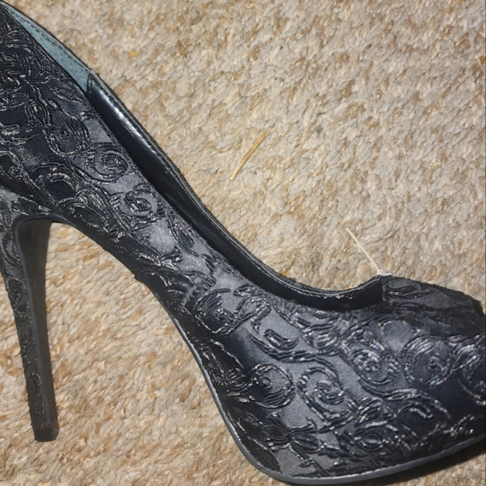 Vera Wang heels size 8 black embroidery